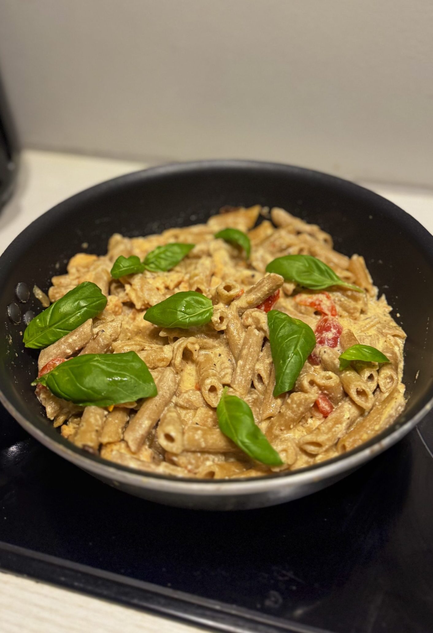 Kreemine lõhepasta fetajuustu ja kirsstomatitega